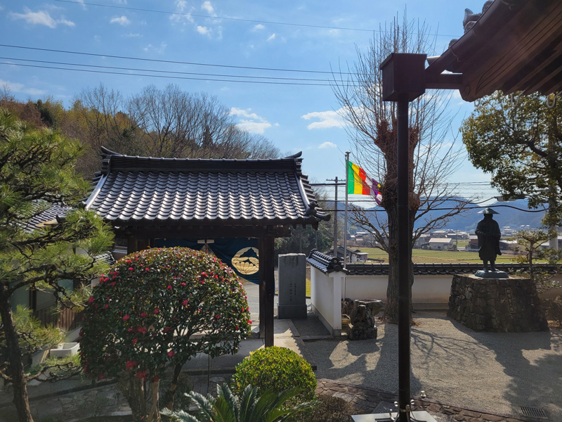 福泉寺 山門と聖人像｜広島県三原市