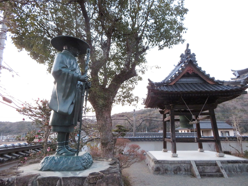 福泉寺 聖人像と鐘楼｜広島県三原市